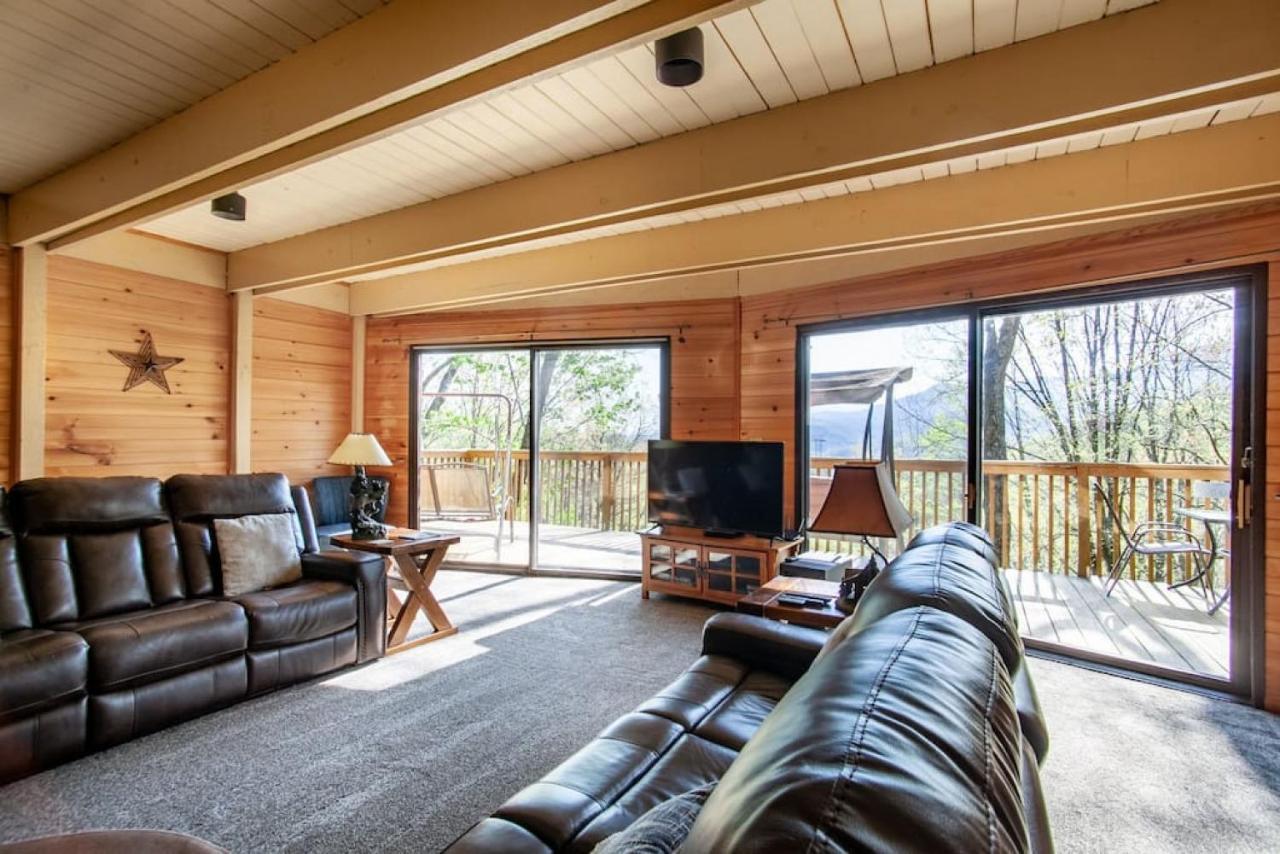 Bear View Chalet With Hot Tub And Near Ober Гатлинбург Экстерьер фото