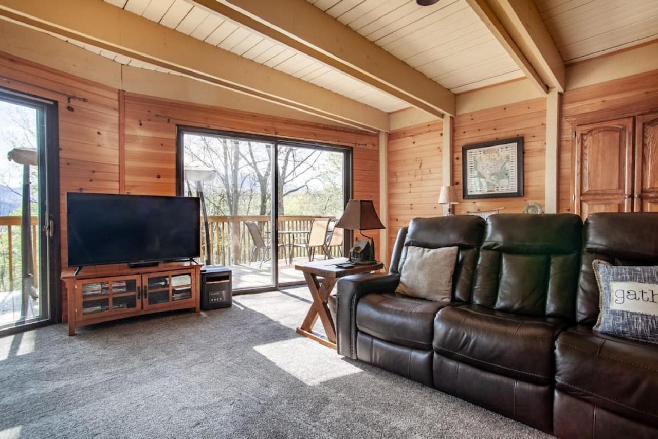 Bear View Chalet With Hot Tub And Near Ober Гатлинбург Экстерьер фото