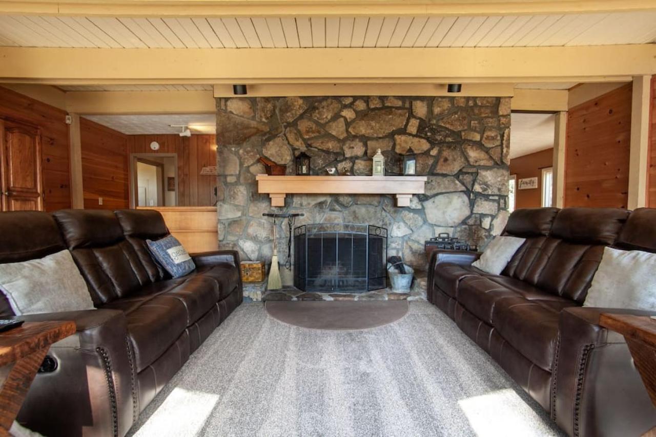 Bear View Chalet With Hot Tub And Near Ober Гатлинбург Экстерьер фото