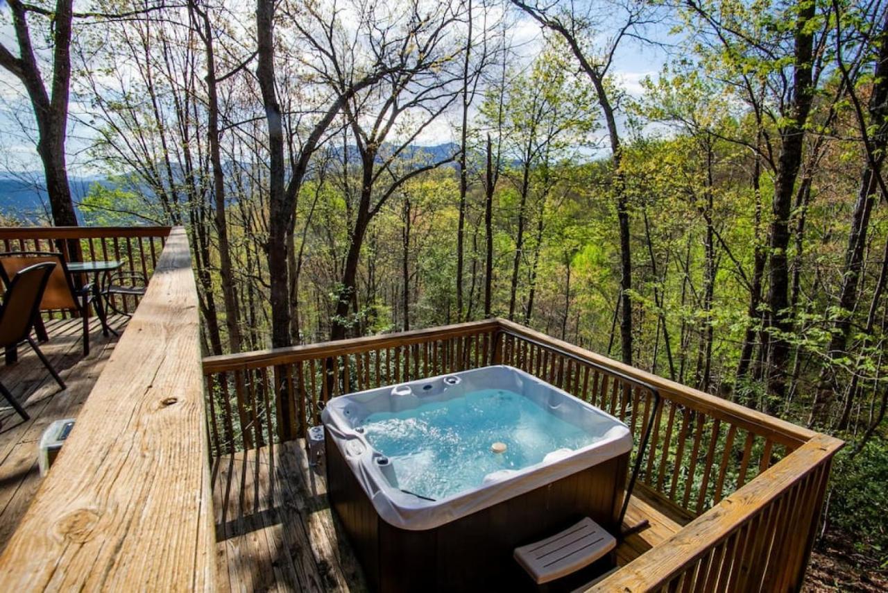 Bear View Chalet With Hot Tub And Near Ober Гатлинбург Экстерьер фото