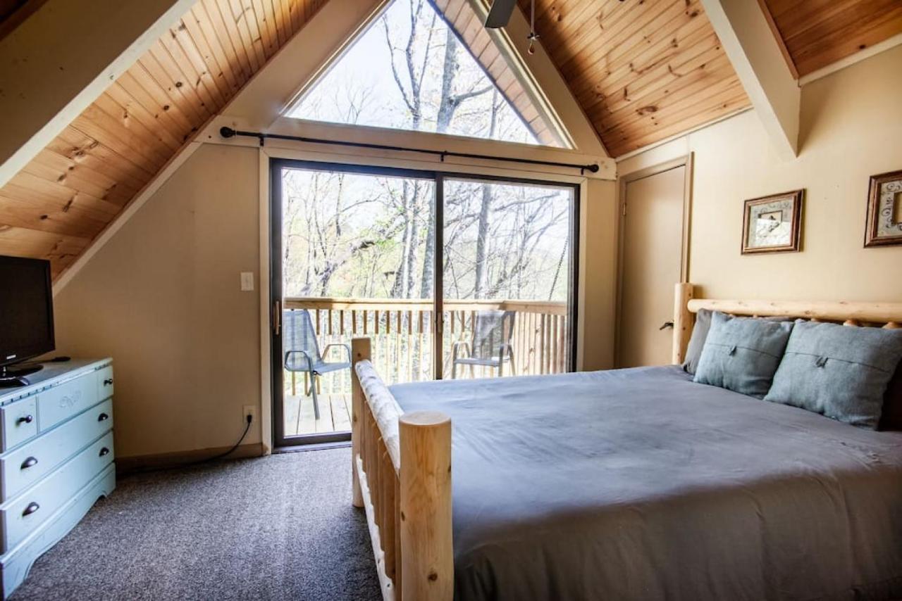 Bear View Chalet With Hot Tub And Near Ober Гатлинбург Экстерьер фото