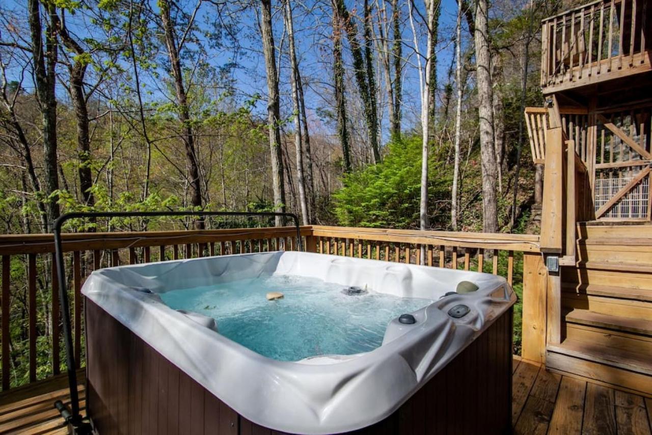 Bear View Chalet With Hot Tub And Near Ober Гатлинбург Экстерьер фото
